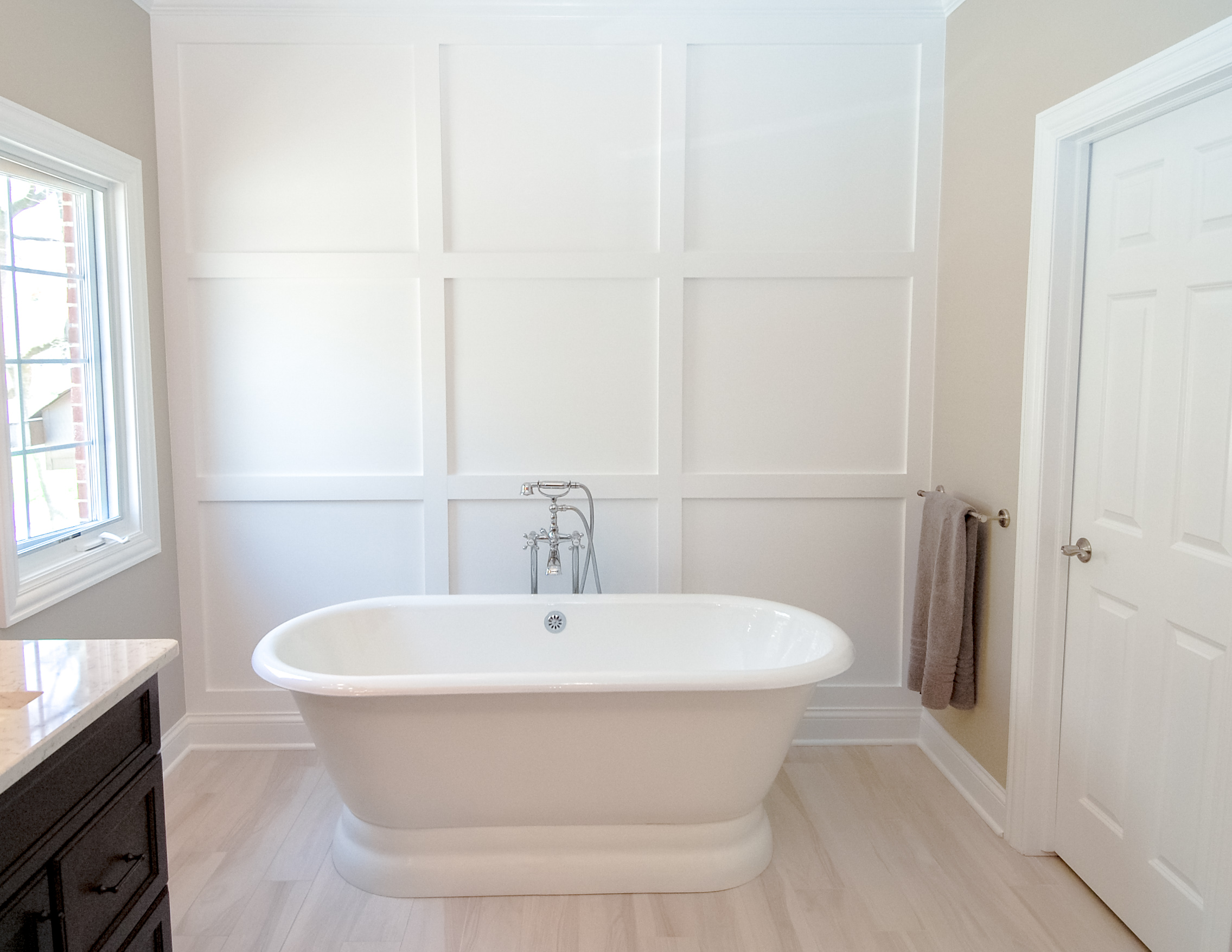 Wainscoting wall with freestanding bathtub