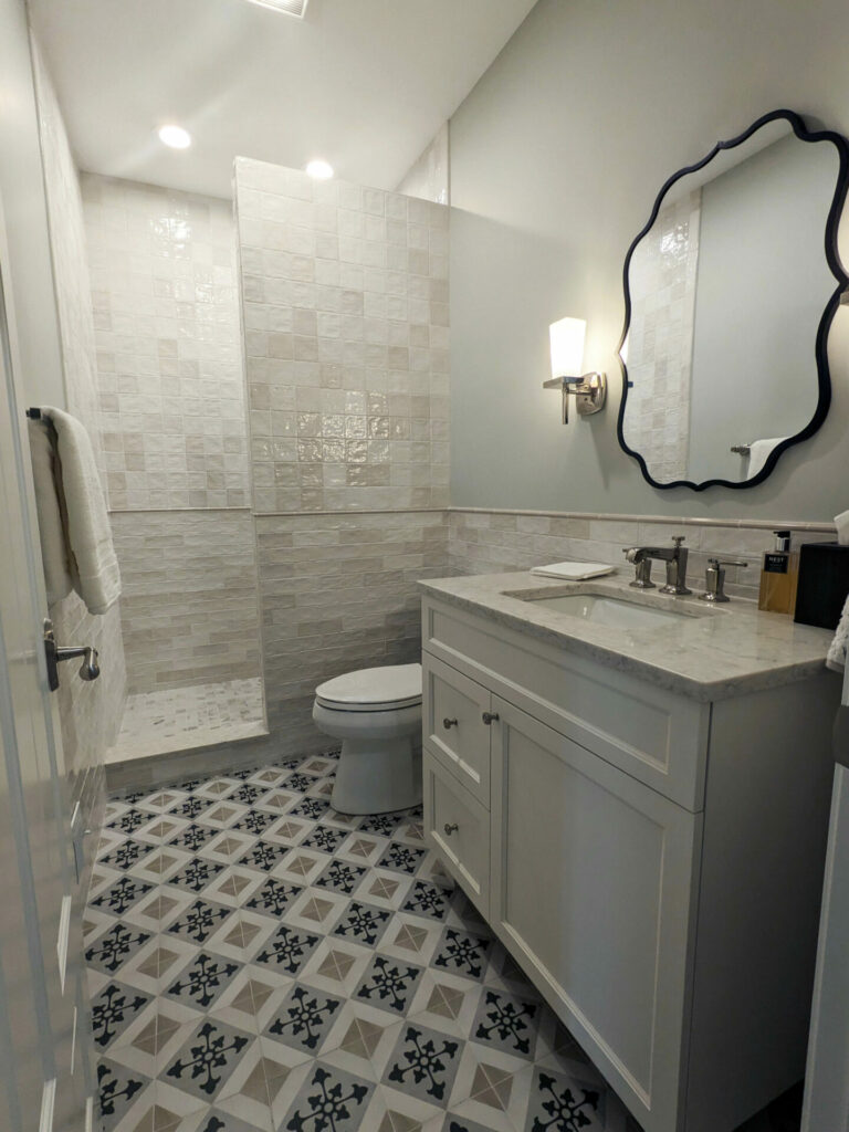 Traditional style white bathroom with tile doorless shower