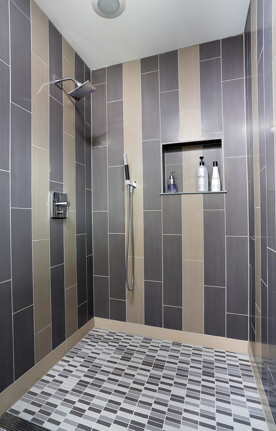 Roll in shower with curbless design