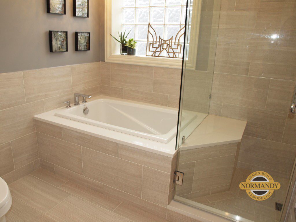 Bathroom Remodeling Idea: Integrated Bathtub and Shower Bench