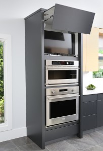 Double ovens and upper cabinet with remote controlled door 