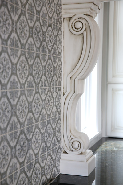 Decorative traditional style pilaster with intricate backsplash tile pattern