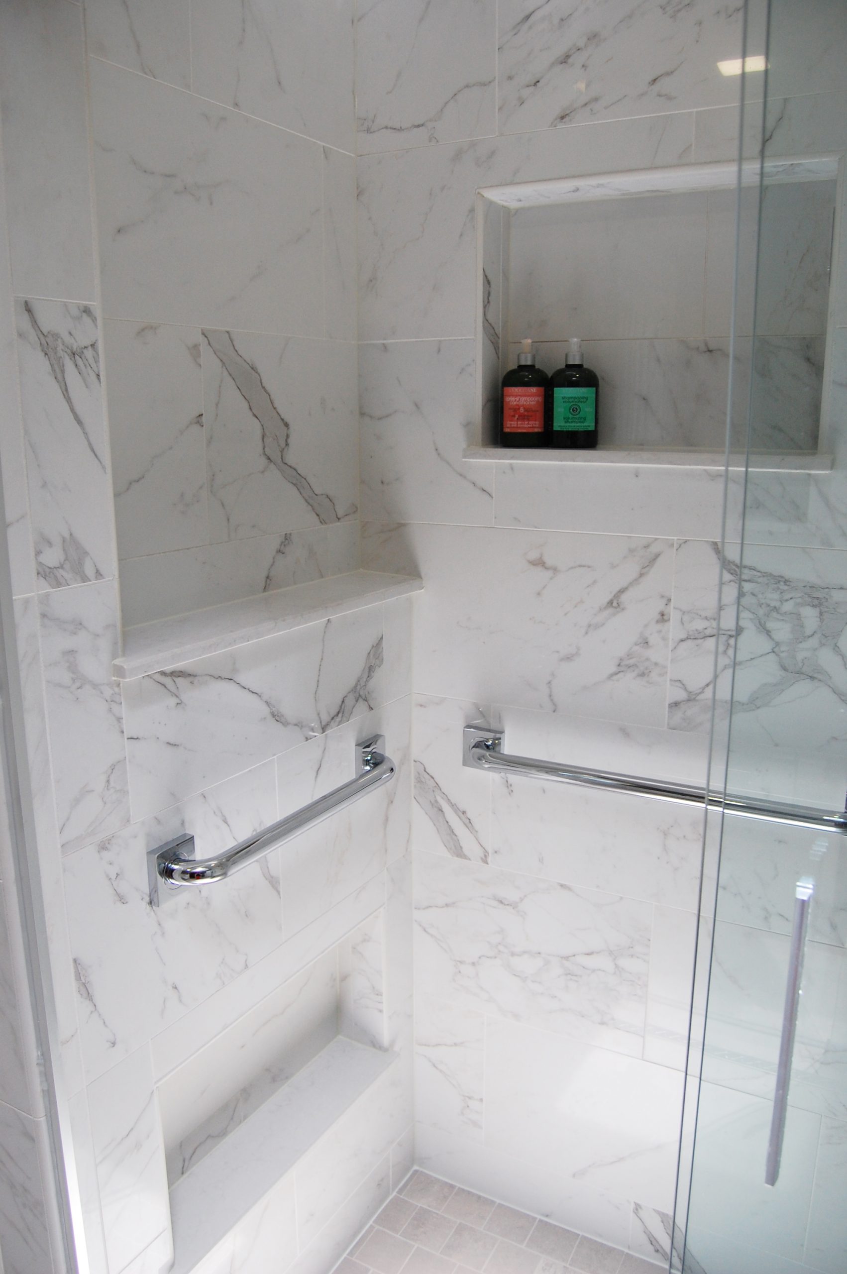 Shower with storage niches and niche for shaving