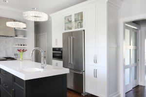 Glamorous white kitchen 