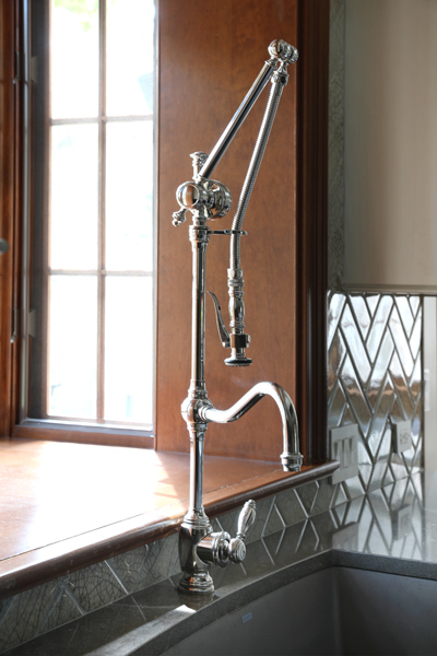 Tall kitchen faucet with integrated spray