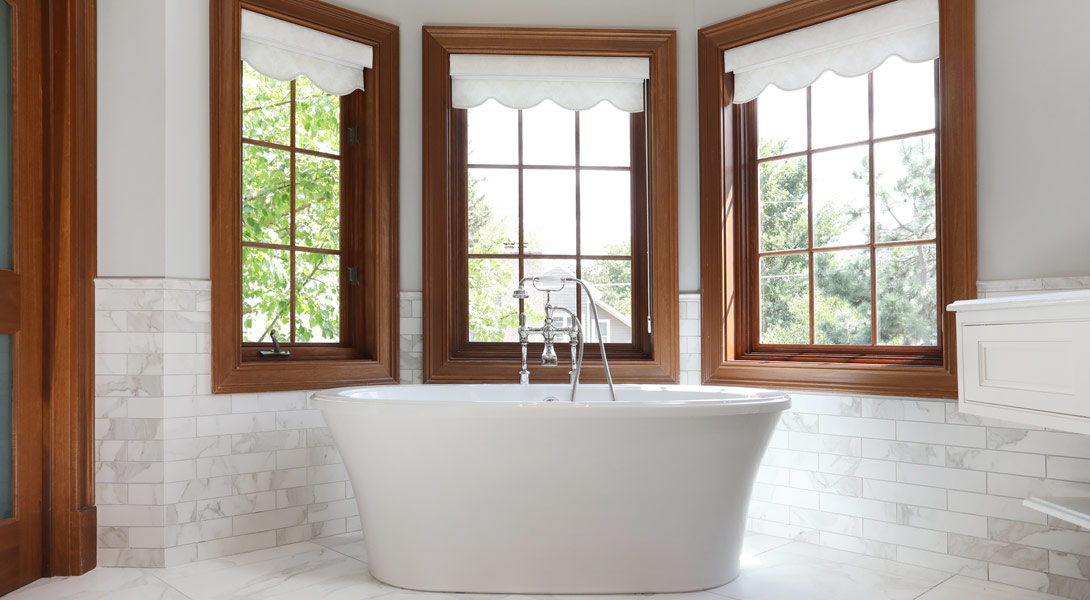 Freestanding bathtub with windows on three sides