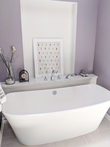 Free standing tub, roman faucet, shelf for storage