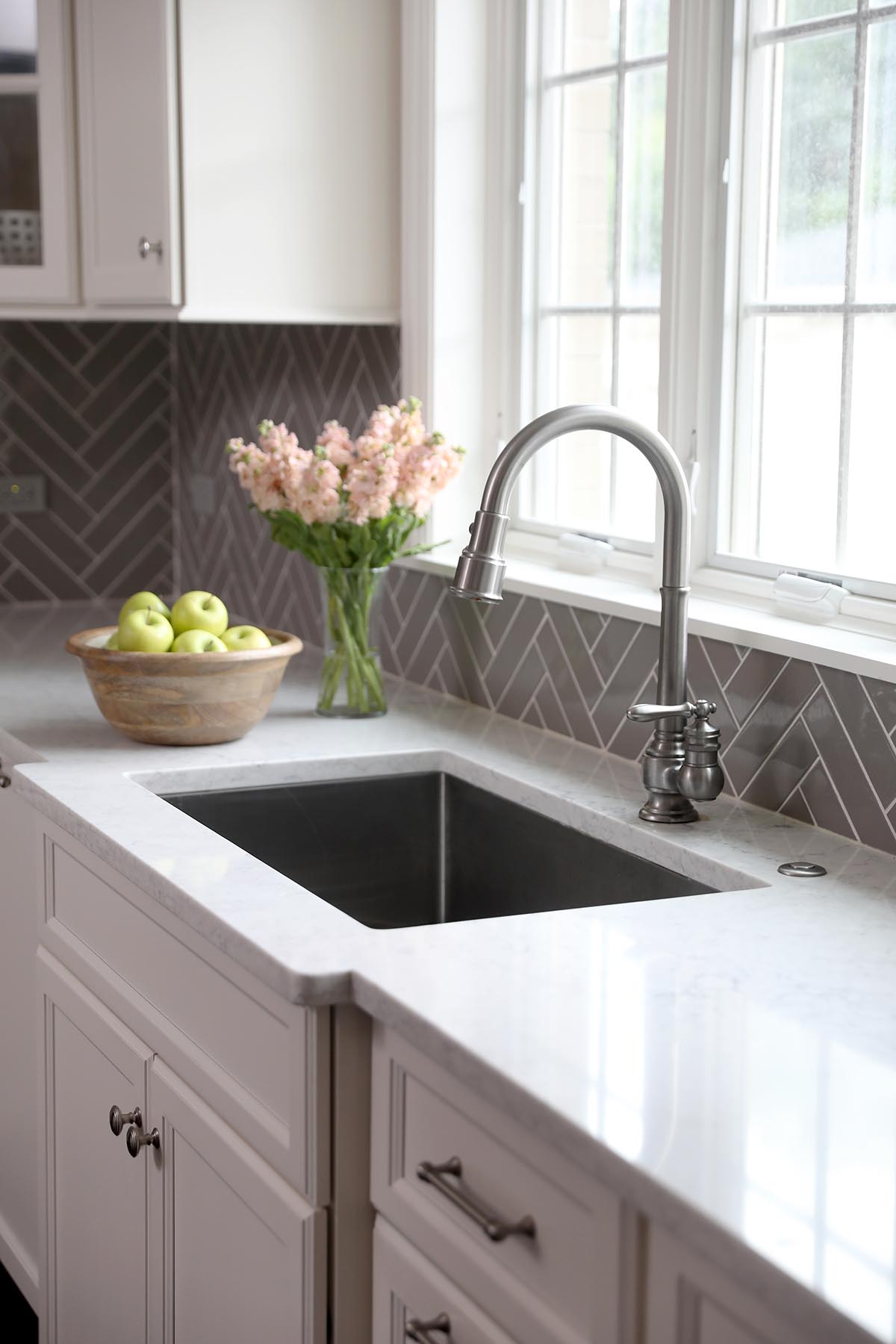 Single bowl sink, goose neck faucet, subway tile