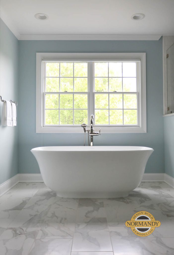 Large soaking tub, porcelain tile, natural light