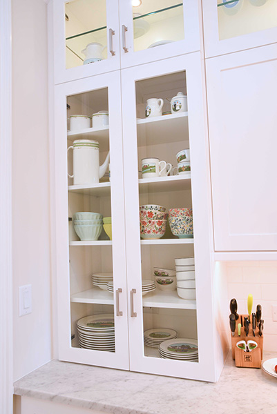 Glass front cabinets that go down to the counter