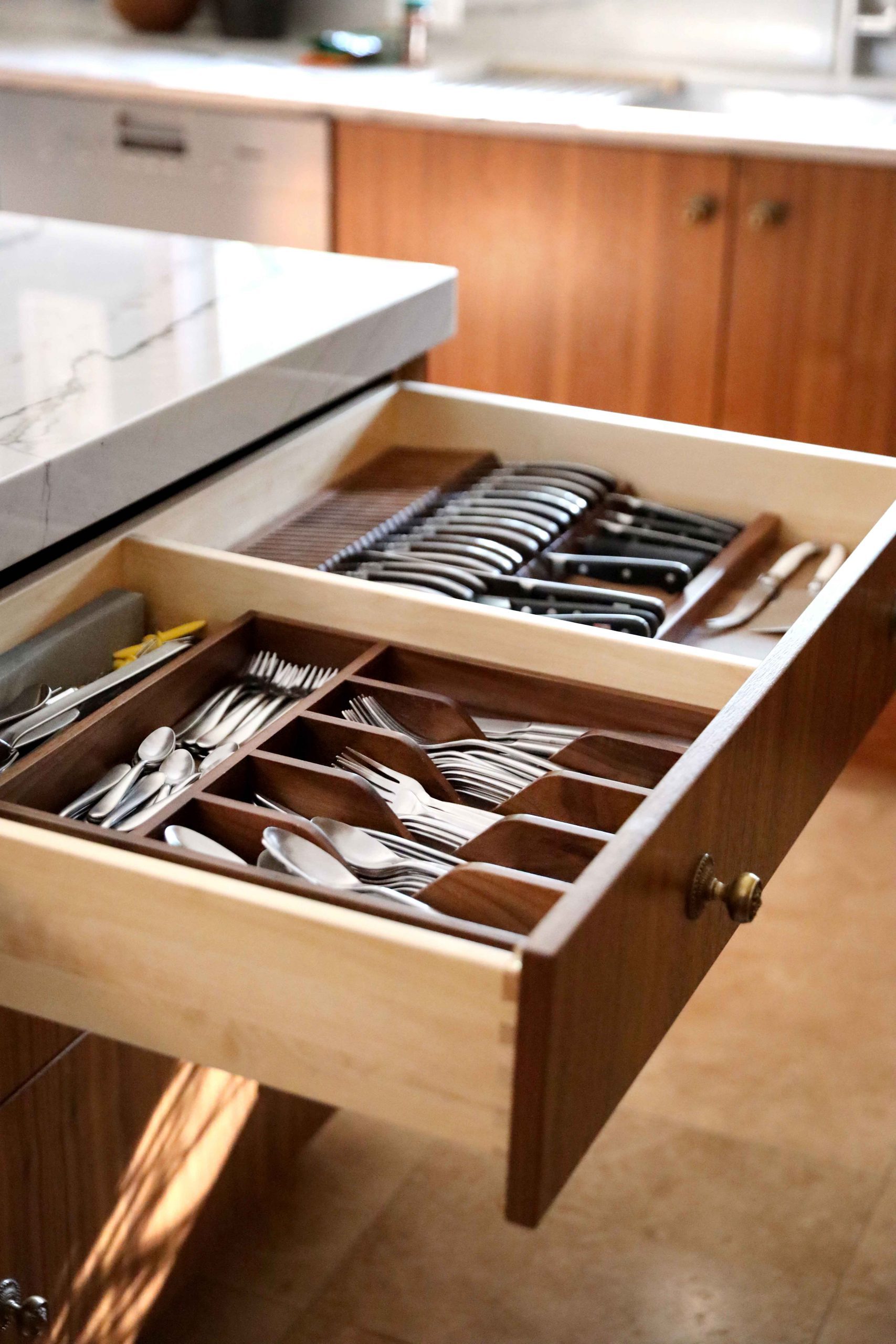 Drawer inserts for cutlery and knives