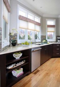 kitchen with dark cabinetry at perimeter and quartz countertops