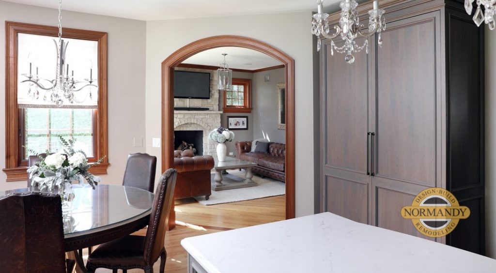 arched doorway from kitchen to family room