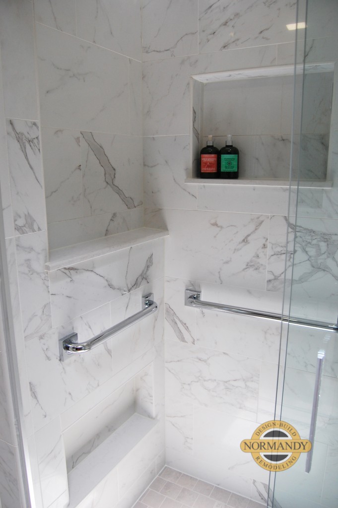 Shower with storage niches and niche for shaving