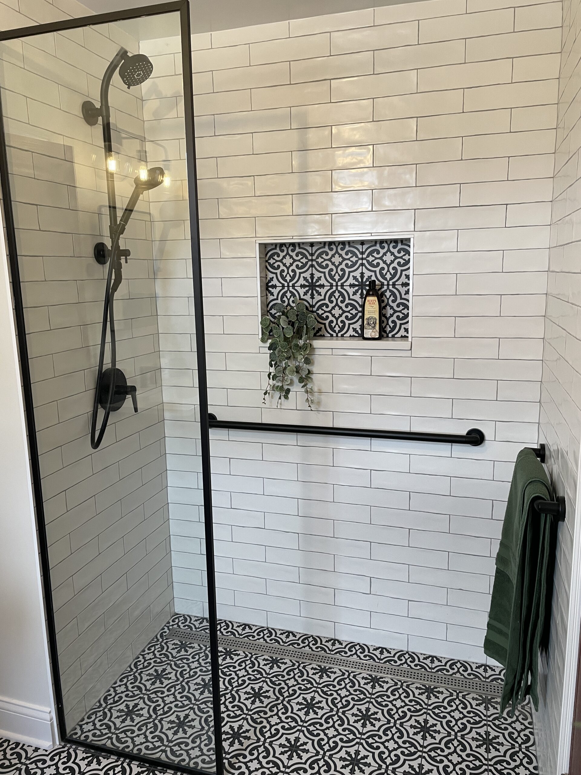 doorless curbless shower with patterned floor tile