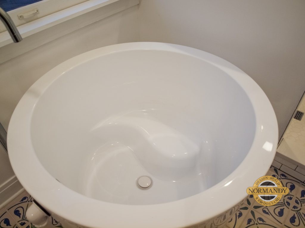 Ceramic Japanese Soaking Tub with small seat