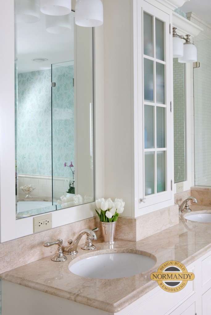 Traditional style bathroom vanity with storage cabinet between mirrors