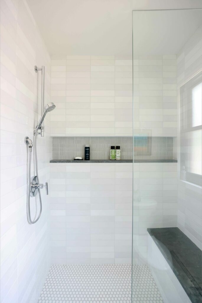 Shower with bench and storage niche