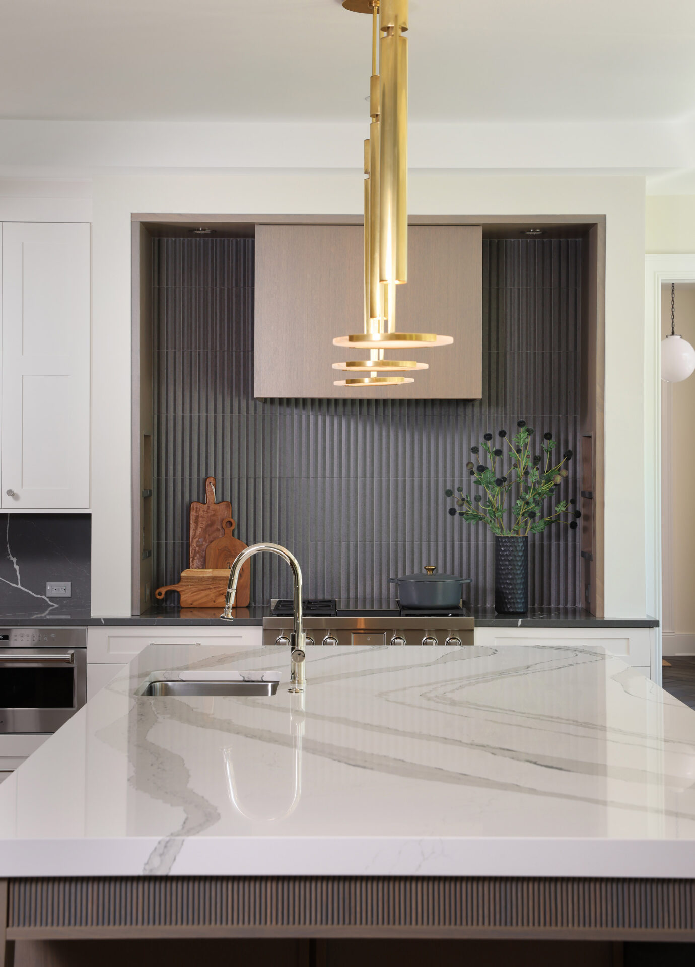 Minimalist hood with vertical stripe texture backsplash tile