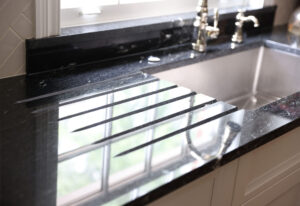 Built in dish dryer on black counterertop rack, dish dryer grooves, black countertop