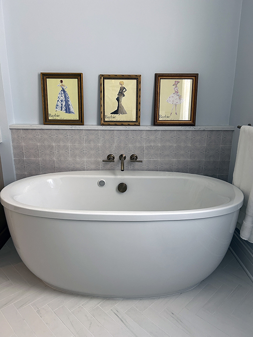 Freestanding tub with half wall 